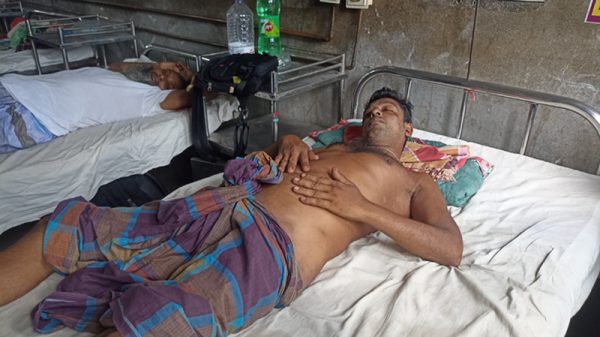 বরিশালে চুরির অপবাদ দিয়ে বাড়িতে ডেকে কাঠ মিস্ত্রিকে নির্যাতন