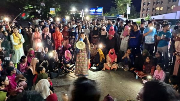 ঢাবিতে হামলার প্রতিবাদে বরিশাল-কুয়াকাটা মহাসড়ক অবরোধ