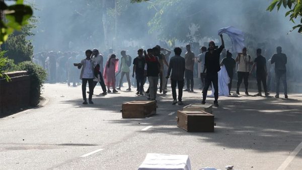 ঢাকা বিশ্ববিদ্যালয়ে পুলিশের সঙ্গে সংঘর্ষের পর ক্যাম্পাস ছাড়লেন শিক্ষার্থীরা