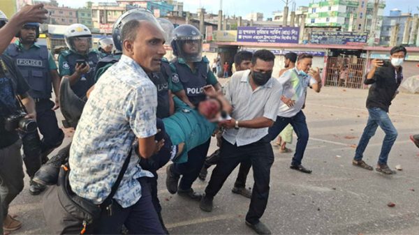 বরিশালে আন্দোলনকারীদের সঙ্গে সংঘর্ষে পুলিশের উপ-কমিশনার রক্তাক্ত