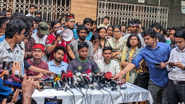 কোটা আন্দোলনকারীদের নতুন কর্মসূচি ঘোষণা : রোববার গণপদযাত্রা ও রাষ্ট্রপতি বরাবর স্মারকলিপি