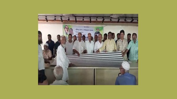 স্বরূপকাঠিতে ঘূর্ণিঝড় রেমালে ক্ষতিগ্রস্তদের মাঝে ঢেউটিন বিতরণ করলেন মহিউদ্দিন মহারাজ