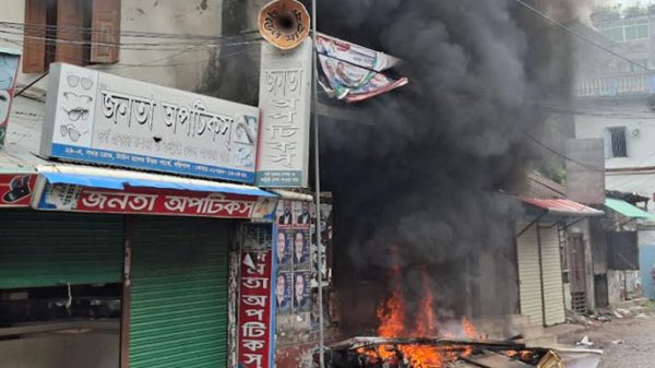 বরিশালে বিএনপি কার্যালয় ভাঙচুর, মোটরসাইকেলে অগ্নিসংযোগ