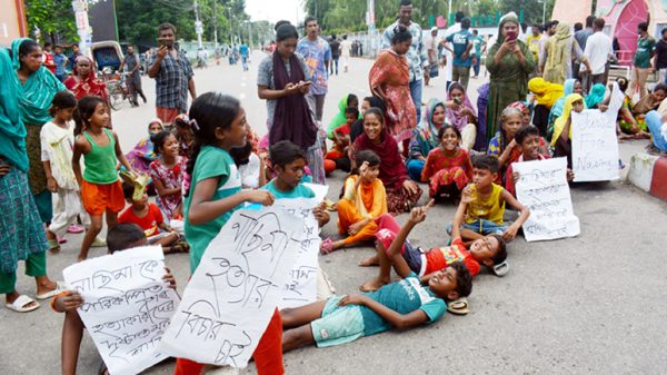 বরিশালে তিন সন্তানের জননীকে হত্যার অভিযোগ, বিচারের দাবিতে সড়ক অবরোধ