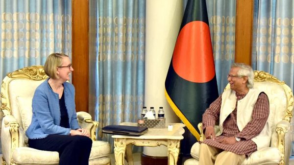 পাচারকৃত অর্থ ফিরিয়ে আনতে ব্রিটিশ সরকারের সহযোগিতা চেয়েছেন ড. ইউনূস