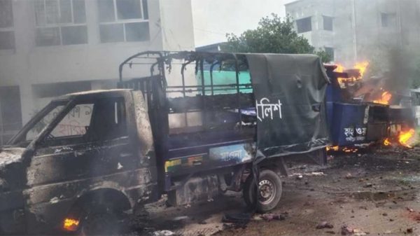 গাজীপুরে পুলিশের সঙ্গে ছাত্র আন্দোলনকারীদের সংঘর্ষে ব্যবসায়ী নিহত, পুলিশের ৩ গাড়িতে আগুন