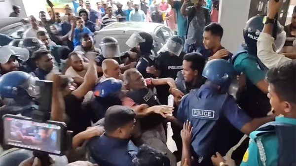 সাবেক বিচারপতি মানিকের ওপর ডিম-জুতা নিক্ষেপ