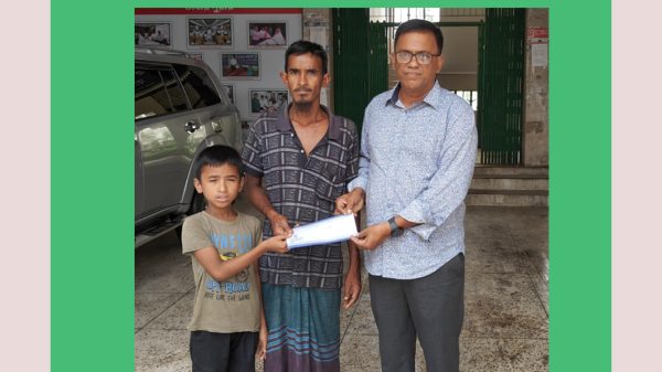 বরিশালে গুলিবিদ্ধ ভ্যানচালক ও মাদ্রাসা ছাত্রকে আর্থিক সহায়তা