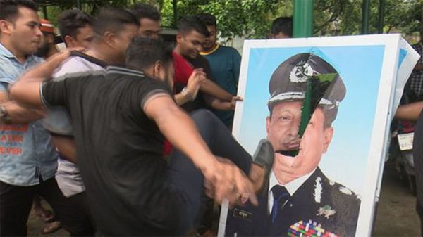 ১১ দফা দাবি বাস্তবায়নে বরিশালে পুলিশ সদস্যদের বিক্ষোভ, সাবেক আইজিপি ‍আব্দুল্লাহ ‍আল মামুনের ছবি ভাঙচুর