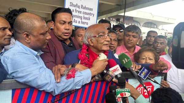 দেশে ফিরে শফিক রেহমান বললেন, ‘একাত্তরে পারিনি, এবার পারলাম’