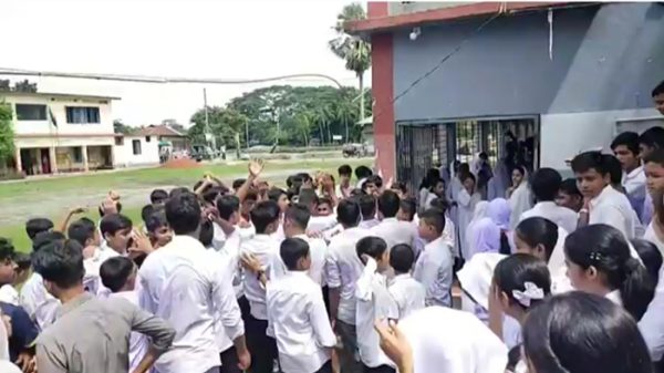 স্বরূপকাঠিতে শিক্ষকের অপমানে শিক্ষার্থীর আত্মহত্যার চেষ্টা, শিক্ষার্থীদের বিক্ষোভ