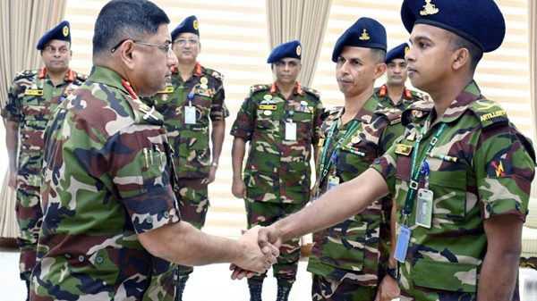 সেনা প্রধানের প্রশংসায় মুগ্ধ হাটু দিয়ে সিঁড়ি বানানো সেনা সদস্য সুজন