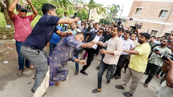 বরিশালে আদালত চত্বরে আ'লীগ নেতা রাজীব ও কাউন্সিলর জয়নাল আবেদীনকে মারধর