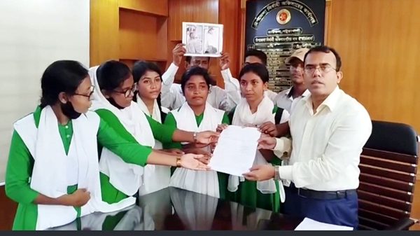 বাউফলে প্রধান শিক্ষকের পদত্যাগের দাবিতে শিক্ষার্থীদের বিক্ষোভ ও স্মারকলিপি