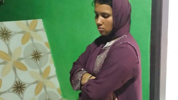 গৌরনদীতে প্রবাসীর বাড়িতে বিয়ের দাবীতে নারী প্রবাসীর অনশন