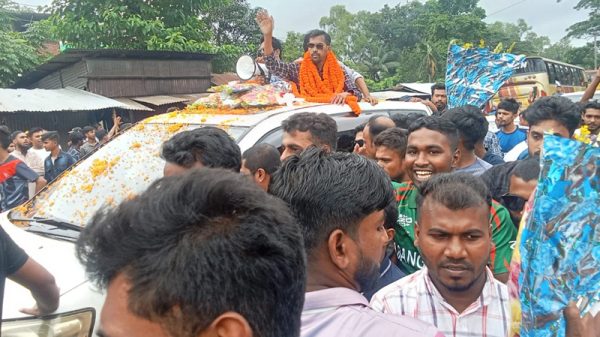 উজিরপুরে একযুগ পর সাবেক ছাত্রদল নেতা শাহাদুত জামানের আগমন, নেতাকর্মীদের ঢল