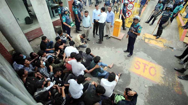 সচিবালয়ে ঢুকে শিক্ষার্থীদের বিক্ষোভ, আটক অর্ধশতাধিক