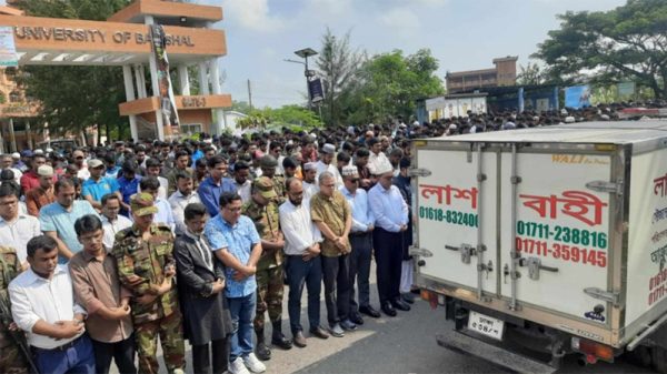 বেপরোয়া গতির বাসে বরিশাল বিশ্ববিদ্যালয়ের শিক্ষার্থী মাইশার প্রাণ কেড়ে নেওয়ার প্রতিবাদে মহাসড়ক অবরোধ, সড়কেই জানাজা