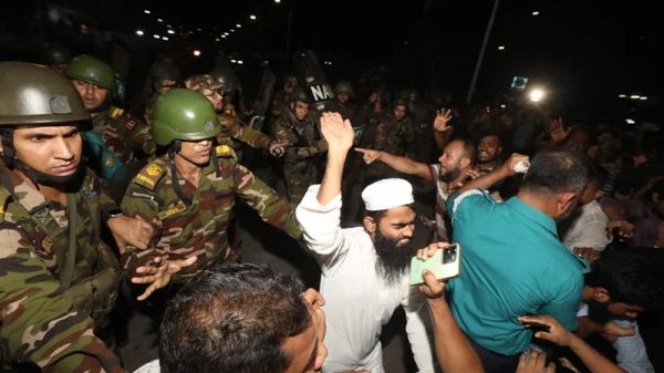 ব্যারিকেড ভেঙে বঙ্গভবনে ঢোকার চেষ্টা বিক্ষোভকারীদের