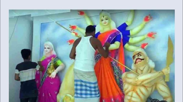 শারদীয় দুর্গোৎসব : বরিশালে ব্যস্ত মৃৎশিল্পীরা