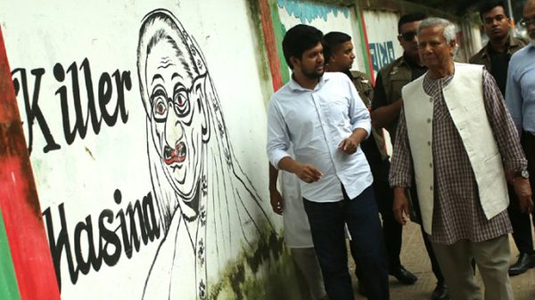 ঢাকা বিশ্ববিদ্যালয়ে বিপ্লবীদের গ্রাফিতি ঘুরে দেখলেন ড. ইউনূস