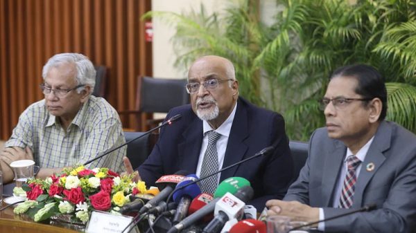 বিগত সরকারের আমলে প্রশাসন রাজনৈতিকভাবে জিম্মি ছিল : আমলারা