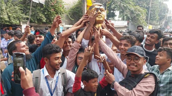 পরম মমতায় একজন রোগীকে কোলে চিকিৎসক : ভাস্কর্য ভেঙে হাতে নিয়ে শিক্ষার্থীদের উল্লাস