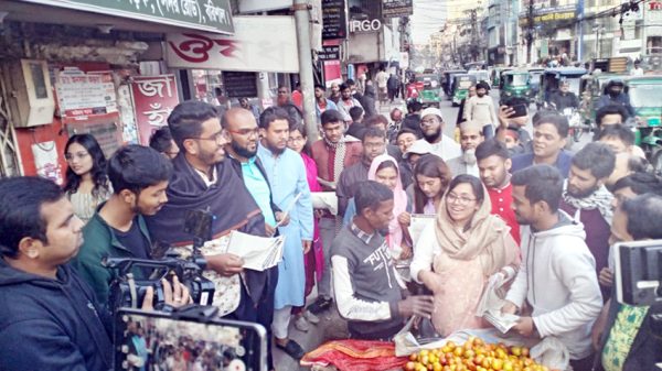 জাতীয় নাগরিক কমিটির কেন্দ্রীয় নেত্রী মাহমুদা মিতুর নেতৃত্বে বরিশাল নগরীতে জুলাই বিপ্লবের ঘোষণাপত্রের লিফলেট বিতরণ