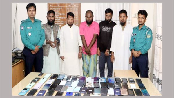 চরমোনাই মাহফিলে চুরি হওয়া ৬৪ মোবাইল ফোনসহ চক্রের ৫ সদস্য আটক