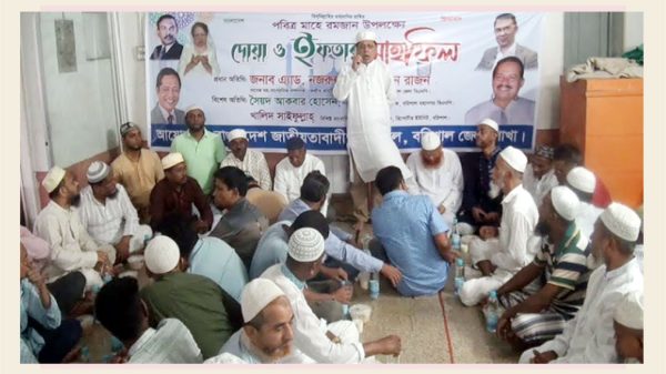 বরিশাল জেলা শ্রমিক দলের ইফতার মাহফিলে বিএনপি নেতা রাজন